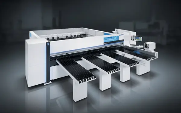 Woodworks tesisinde Homag Sawteq S300 panel bölme merkezi; yüksek hassasiyetli endüstriyel ahşap kesim için Almanya menşeli CNC makinesi.
