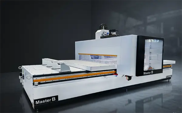 Varolmak Master B CNC ileri seviye işleme merkezi; geniş format çalışma alanı ve çok eksenli üretim ile Gösteri Woodworks ahşap üretim hattında.