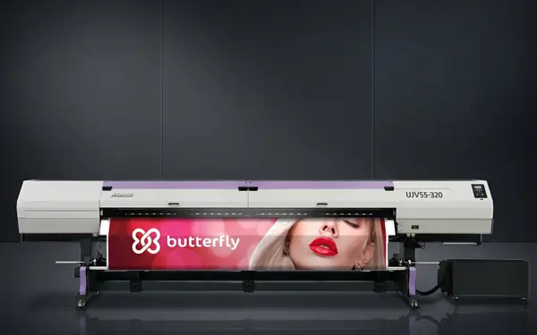 İkinci Mimaki JV55 320 UV; paralel UV baskı hattı olarak yüksek hacim çıktı sağlayan ve Gösteri Woodworks dijital üretim kapasitesini ikiye katlayan makine.