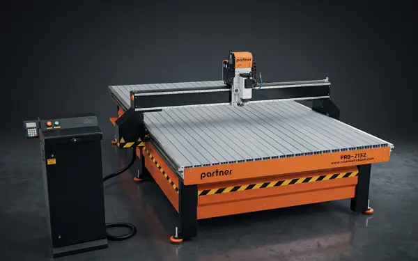 artner Pro 2100x4000 tabla CNC router; 2100x4000 mm geniş format çalışma alanı ile Gösteri Woodworks tesisinde endüstriyel routing ve frezeleme operasyonları.