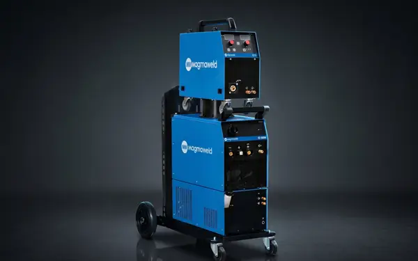 Magmaweld ID500 endüstriyel MIG/MAG kaynak makinesi; metal yapı birleşimleri, fuar standı çelik konstrüksiyonu ve teşhir ünitesi imalatı için Gösteri Woodworks metal işleme disiplininde.